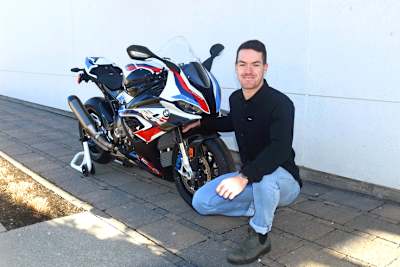 Übergabe der neuen BMW M 1000 RR an Ben Young in Kanada