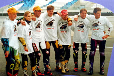 Christian Kellner (Mitte) holt mit Honda und Bridgestone den Titel