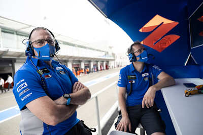 Livio Suppo kann über das Headset allen Teammitgliedern zuhören und mit ihnen sprechen