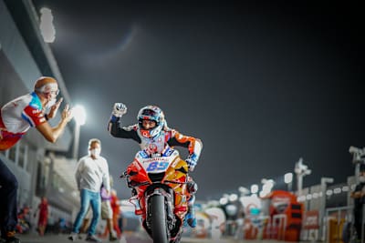 Jorge Martin jubelte im Flutlicht von Katar über seine ersten MotoGP-Pole