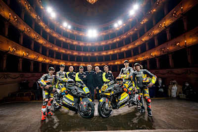 Familienfoto von Mooney VR46 mit Valentino Rossi in der Mitte