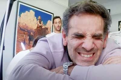 Cyril Abiteboul erhält ein Tattoo, Daniel Ricciardo lacht sich schlapp