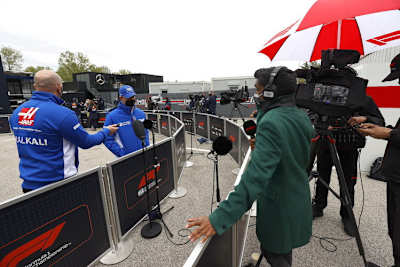 Da kommt sich keiner zu nahe: Auch in diesem Jahr müssen im Fahrerlager strenge Covid-19-Regeln eingehalten werden