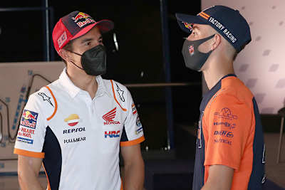 Marc Márquez gab Pedro Acosta (re.) gute Ratschläge