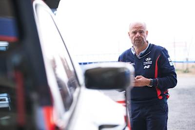 Hyundai-Teamchef Andrea Adamo in Kenia