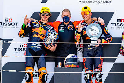 Aragón-GP 2021: Aki Ajo mit Sieger Rául Fernández und Remy Gardner (2.)
