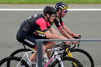 Aleix Espargaró (im Vordergrund) radelte mit Roglic um die flache GP-Strecke 