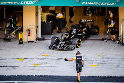 Fernando Alonso 2020 bei der Arbeit in Abu Dhabi