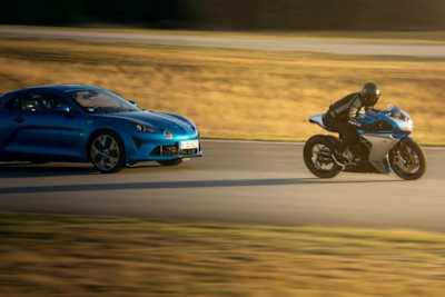 Schon weg: MV Agusta Superveloce Alpine mit ihrem stilistischen Vorbild, dem Alpine A110