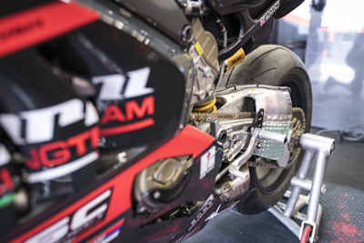 Die neue Schwinge soll die Ducati V4R besser machen