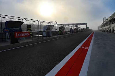 MotorLand Aragón um 9 Uhr: Die Sonne blinzelt durch