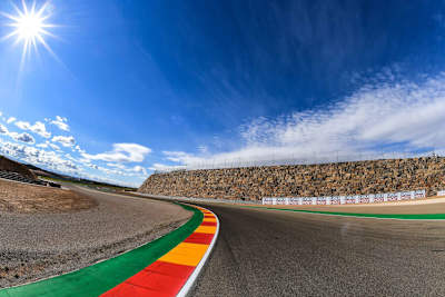 Die Sonne schein zwar über dem MotorLand Aragón, die Temperaturen lassen aber zu wünschen übrig
