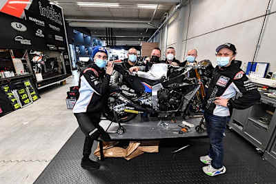 Tony Arbolino (li.) und Patrick Melauner (re.) mit der neuen Kalex