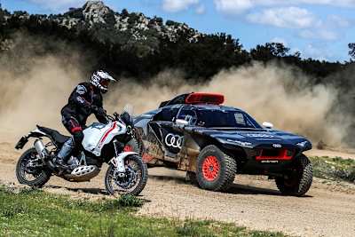 Tracktest: RS Q e-tron gegen Ducati DeserX