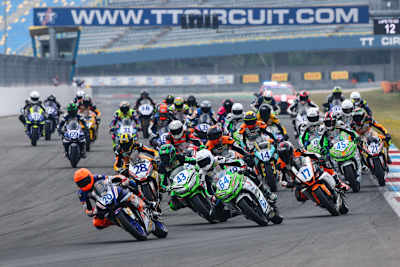 Schon beim Start der Supersport 300 lag Melvin van der Voort (29) vorne