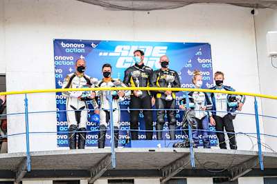 Schlosser/Fries (Mitte) ganz oben auf dem Podest, Reeves/Rousseau (l.), Streuer/de Haas (r.)