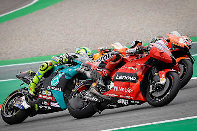 Pecco Bagnaia (vorne) gegen Lecuona, Rossi und Marc Márquez (fast verdeckt) 