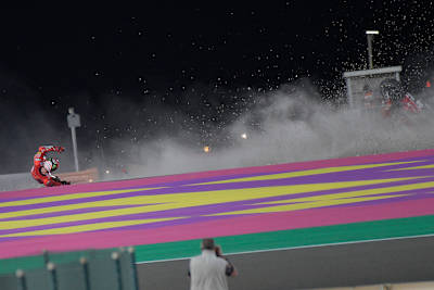 Pecco Bagnaia flog in Kurve 1 ab