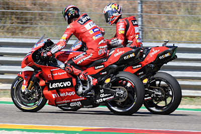 Gratulation auf der Auslaufrunde: Miller freut sich mit Sieger Bagnaia