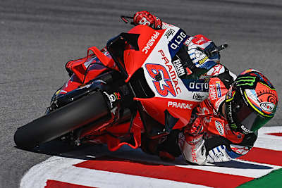 Ellbogen auf dem Asphalt: Pecco Bagnaia in Montmeló