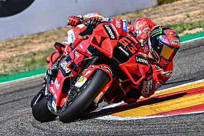 Schulter an Schulter, Rad an Rad: Bagnaia vor Márquez in Aragón