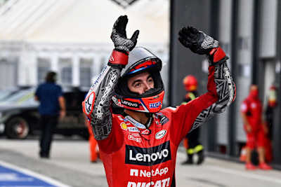 Jubel bei Pecco Bagnaia nach Platz 1 im Q2