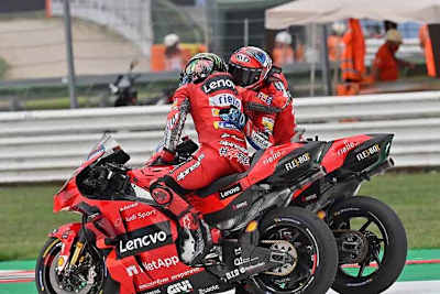 Misano-Sieger Bagnaia mit Testfahrer Pirro: Ducati ist überall schnell