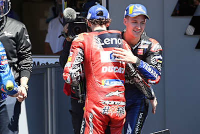 Fabio Quartararo (rechts) mit seinem WM-Rivalen Bagnaia