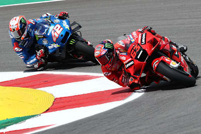 Im FP2: Bagnaia (63) wehrt sich gegen Alex Rins (42)