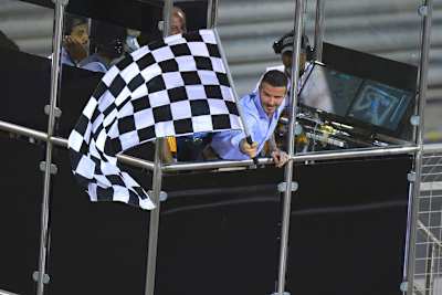 David Beckham mit der Zielflagge nach dem Bahrain-GP 2019