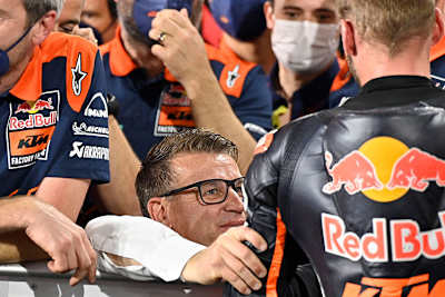 Pit Beirer beim Parc Fermé mit Brad Binder
