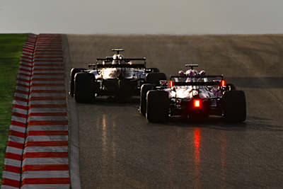 Der frische Asphalt schimmert, als wäre er nass