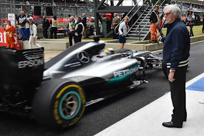 Bernie Ecclestone beobachtet 2016 in Silverstone Lewis Hamilton