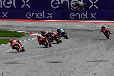 Die Entscheidung: Márquez, Bagnaia, Martin, Mir und Quartararo biegen in die Box ab, Binder  (33) fährt mit den Slicks weiter