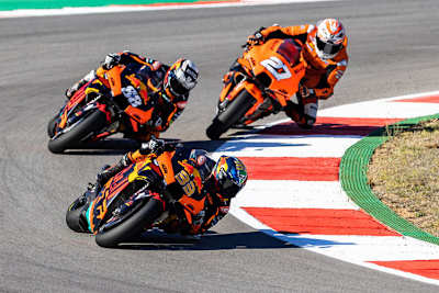 Für den Angriff von Lecuona (27) gegen Oliveira (88) war nicht genug Platz; vorne Brad Binder (33)