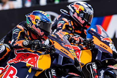 Das KTM-MotoGP-Duo Miguel Oliveira (innen) und Brad Binder