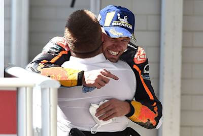 Brad Binder umarmt KTM-Rennchef Pit Beirer