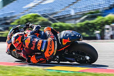 Brad Binder in der Zielkurve des Sachsenrings am Freitag