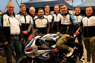 Blick in die Bonovo-Box: Links Loris Baz, in der Mitte Eugene Laverty