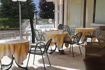 Italien nach Corona: Leeres Gartenkaffee, niemand am Pool