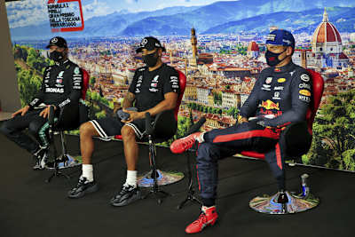 Unter Druck von Max Verstappen: Valtteri Bottas und Lewis Hamilton 