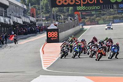 Start zum Europa-GP 2020: Maverick Viñales kommt links aus der Boxengasse