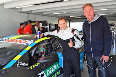 Stefan Bradl und Eddie Mielke (v.li) - das IDM Empfangs-Duo ist schon vor Ort