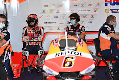 Stefan Bradl in der Honda-Box: Masken sind Standard