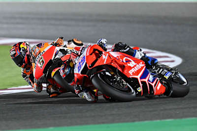 Auf dem Weg nach vorne: Stefan Bradl schiebt sich an Jorge Martin vorbei