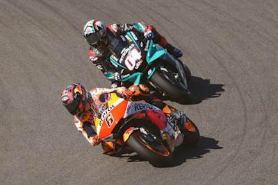 Spannender Kampf: Stefan Bradl 6) wehrt sich gegen Dovizioso (04)