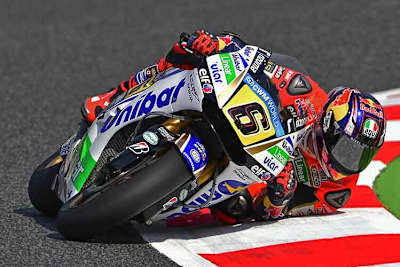 Stefan Bradl 2013 in Barcelona: Mit dem kompletten Oberarm auf der Fahrbahn