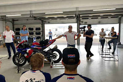 In der Box: Adi Stadler (links) und Stefan Bradl (rechts) erklären das Bike und den Plan für den ersten Tag