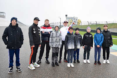 Stefan Bradl mit den neun Teilnehmern auf dem Sachsenring