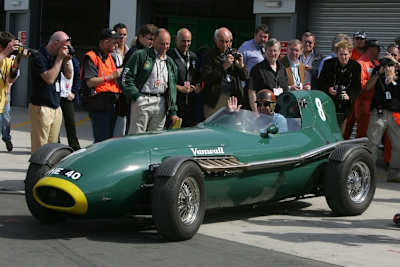 Tony Brooks mit seinem legendären Vanwall-Rennwagen